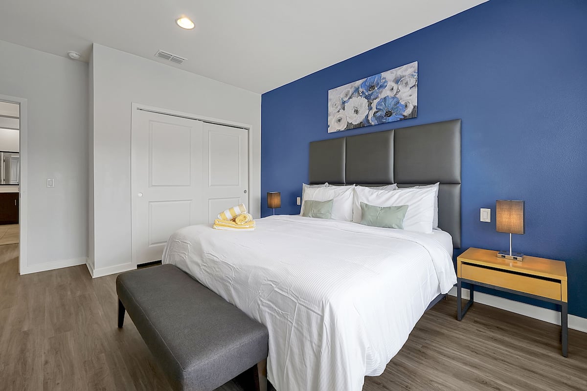 Hypo-allergenic bedding, in-room safe, individually decorated, desk