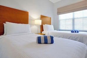 Standard Townhome, 2 Bedrooms, Hot Tub | Hypo-allergenic bedding, in-room safe, individually decorated, desk