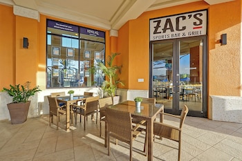 2 restaurants, lunch, dinner served; American cuisine at Regal Oaks Resort Vacation Townhomes by IDILIQ