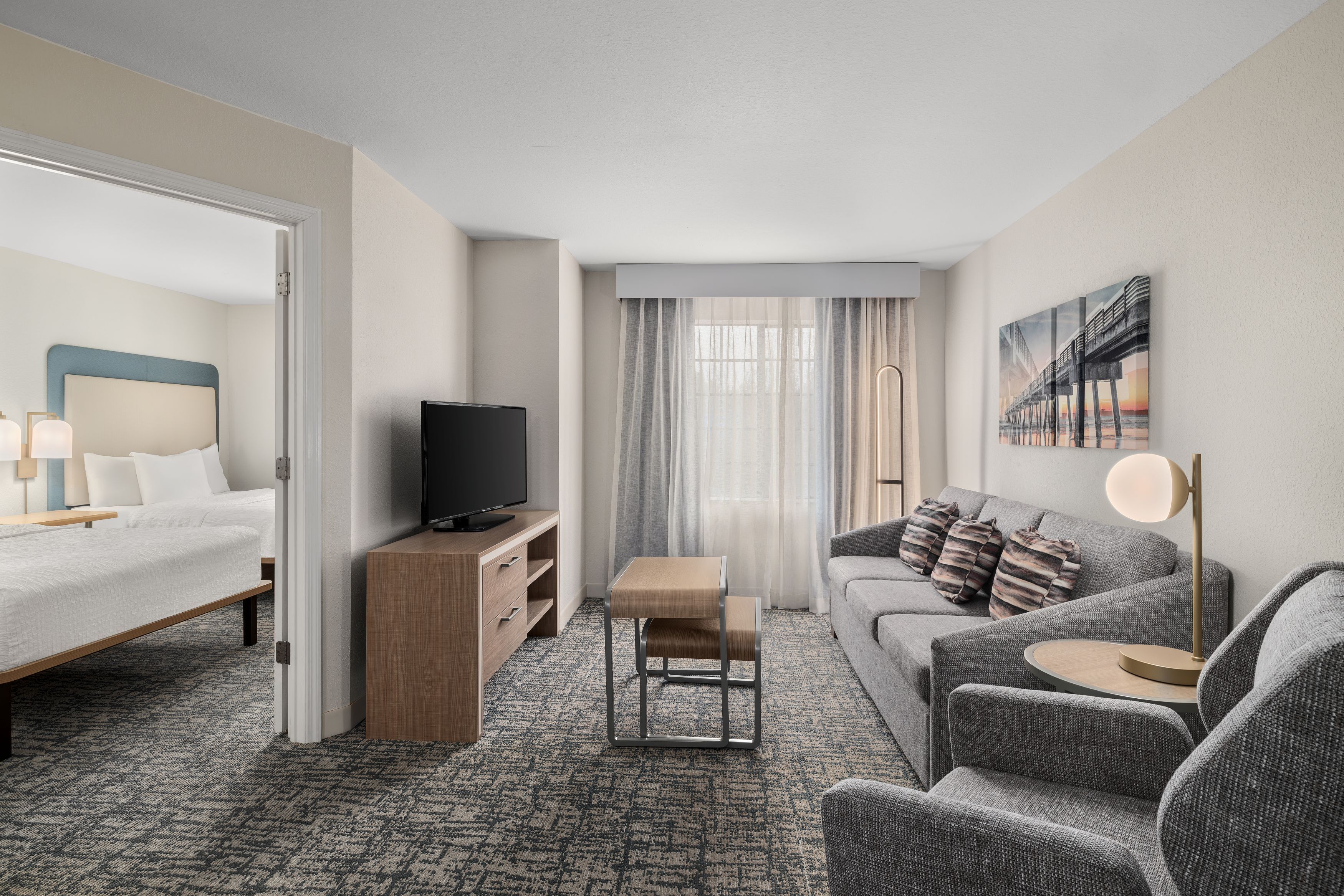 Schreibtisch, laptopgeeigneter Arbeitsplatz, Verdunkelungsvorhänge