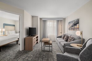 Escrivaninha, espaço de trabalho para notebook, cortinas blackout