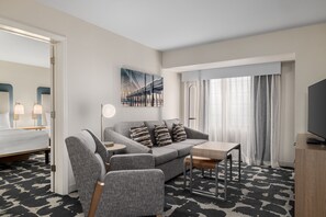 Escritorio, espacio para trabajar con laptop y cortinas blackout 