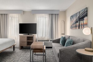 Escritorio, espacio para trabajar con laptop y cortinas blackout 