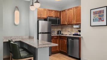 Réfrigérateur, micro-ondes, plaque de cuisson, lave-vaisselle