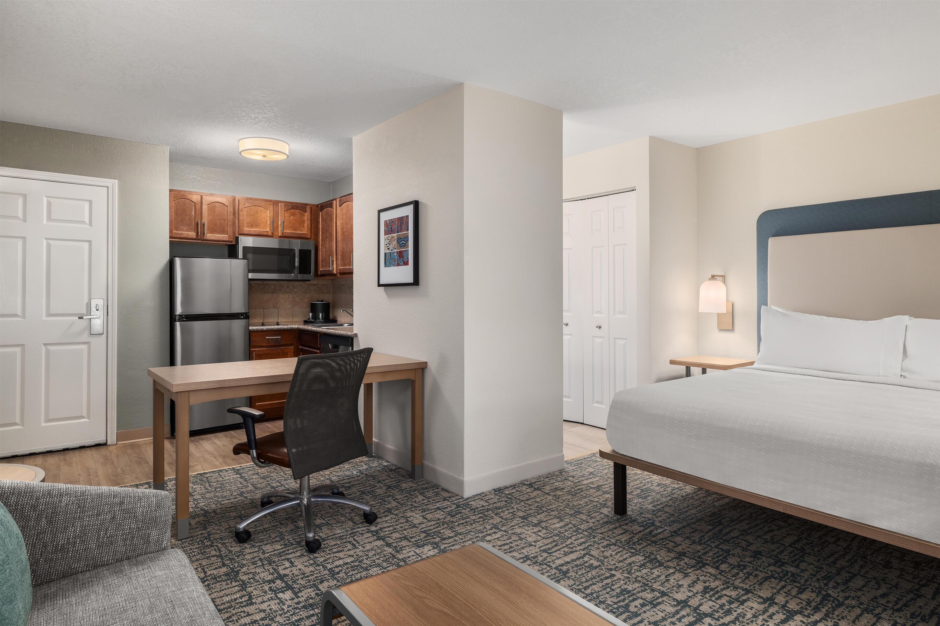 Schreibtisch, laptopgeeigneter Arbeitsplatz, Verdunkelungsvorhänge