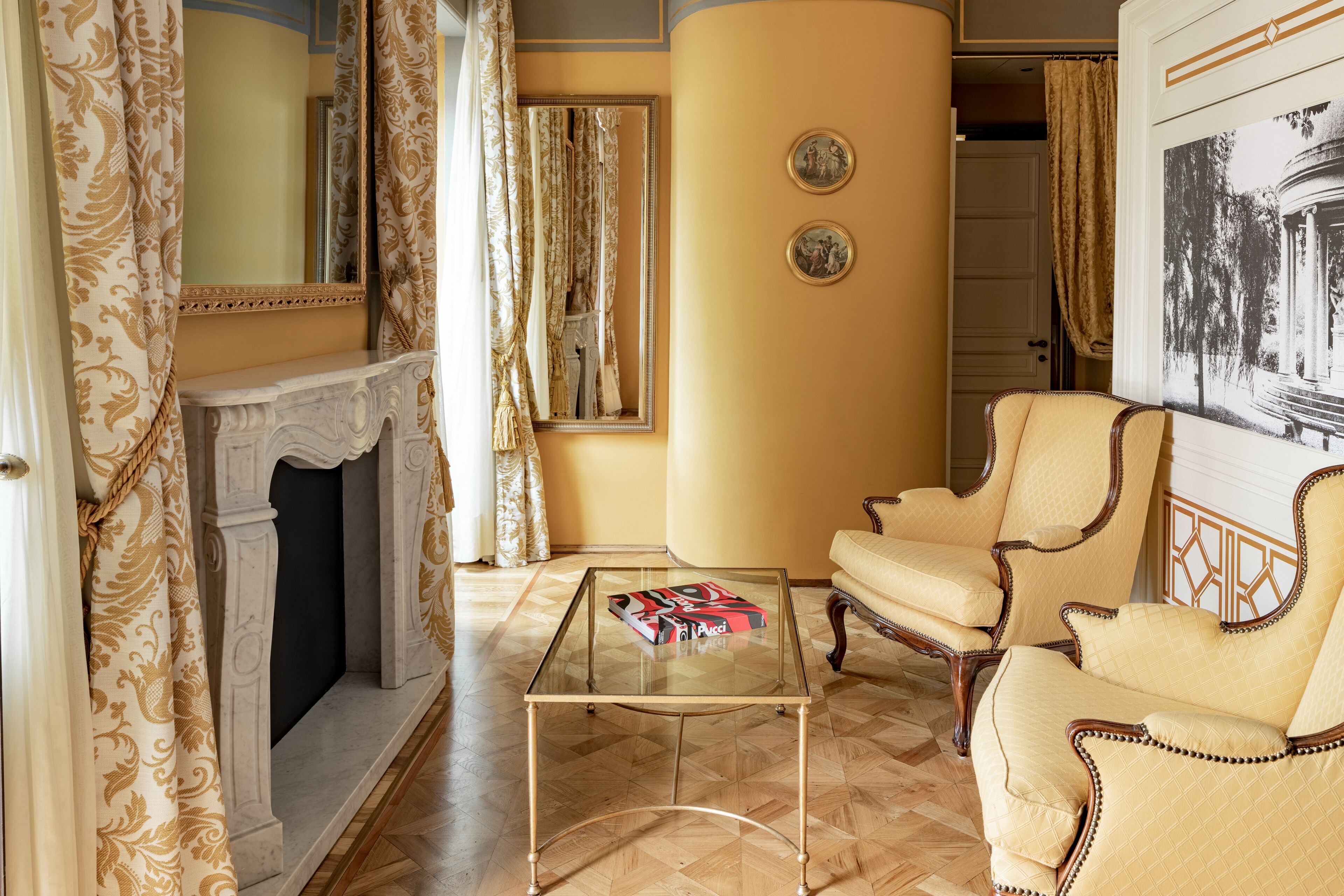 executive suite, 1 king bed | living area | flat-screen tv, dvd player, pay films