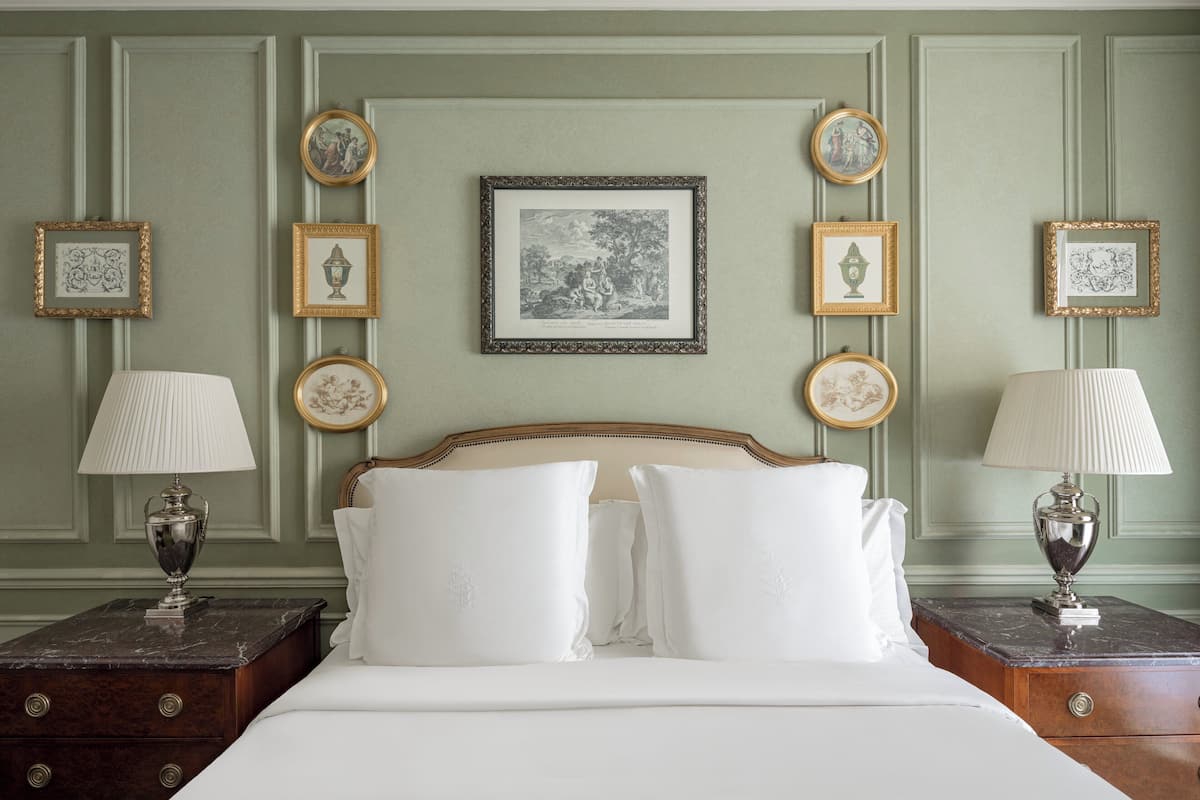 Premium bedding, down comforters, minibar, in-room safe