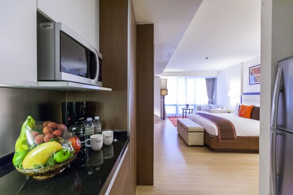 Frigorífico, microondas, placa de cocina y cafetera o tetera