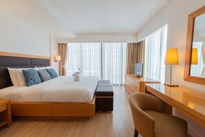 In-room safe, desk, iron/ironing board, free WiFi - Oakwood Residence Sukhumvit 24 Bangkok (Bangkok)