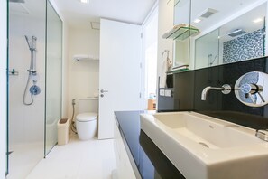 One Bedroom Suite | Een kluis op de kamer, een bureau, een strijkplank/strijkijzer