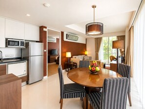 A modern hotel room with a kitchen, dining area, and living space. - Oakwood Residence Sukhumvit 24 Bangkok (Bangkok)