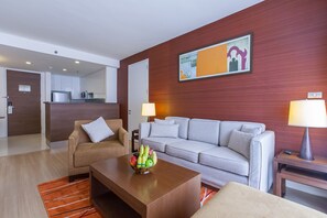 Caja de seguridad en la habitación y escritorio 