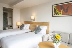 In-room safe, desk, iron/ironing board, free WiFi - Oakwood Residence Sukhumvit 24 Bangkok (Bangkok)