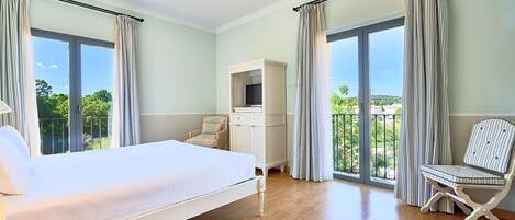 Junior-Suite | Daunenbettdecken, Minibar, Zimmersafe, Schreibtisch