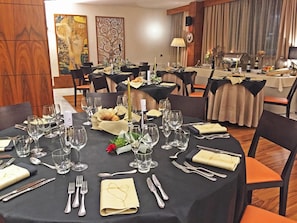 Breakfast, lunch, dinner served; Italian cuisine