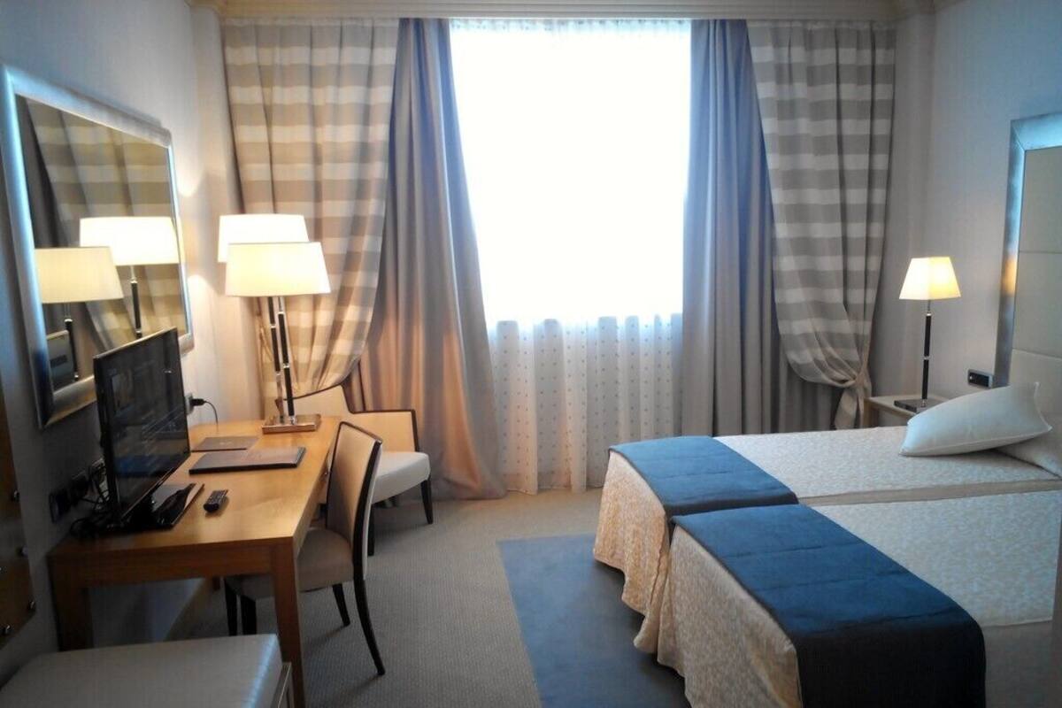Hypo-allergenic bedding, minibar, in-room safe, desk