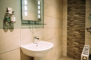 Double Room, Ensuite (Gun Room) | Bathroom | Hair dryer, towels - The Red Pump Inn (Clitheroe)