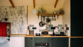 Luxury Room, Ensuite, Mountain View (Shepherd Hut) | Private kitchen