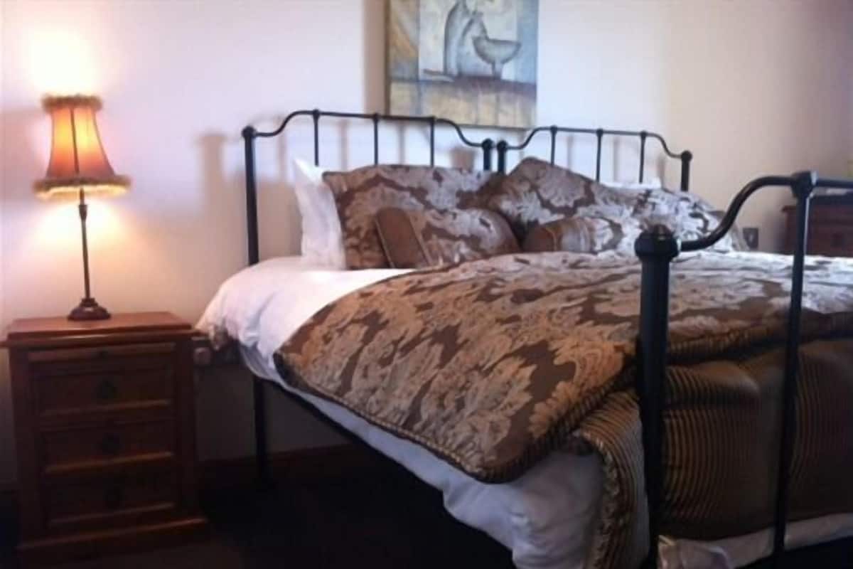 Chambre Double ou avec lits jumeaux, salle de bains attenante | Literie hypoallergénique, draps fournis