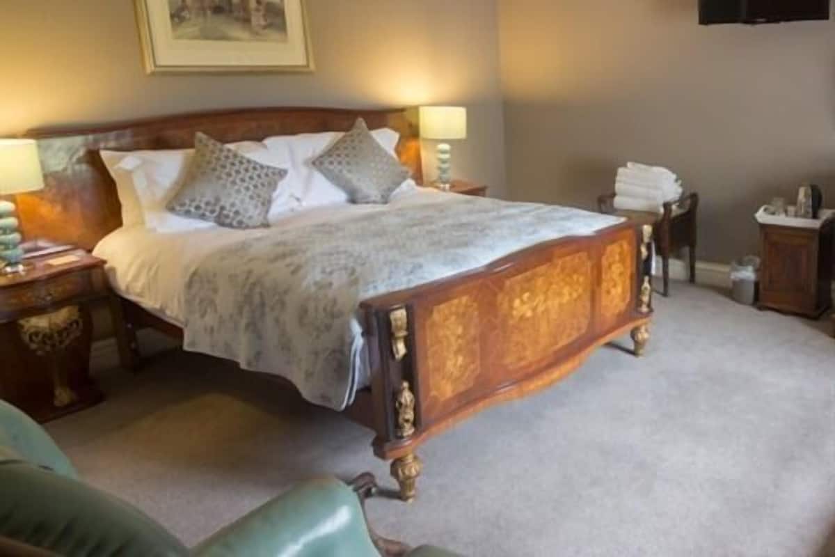 Chambre Double Luxe, salle de bains attenante | Literie hypoallergénique, draps fournis