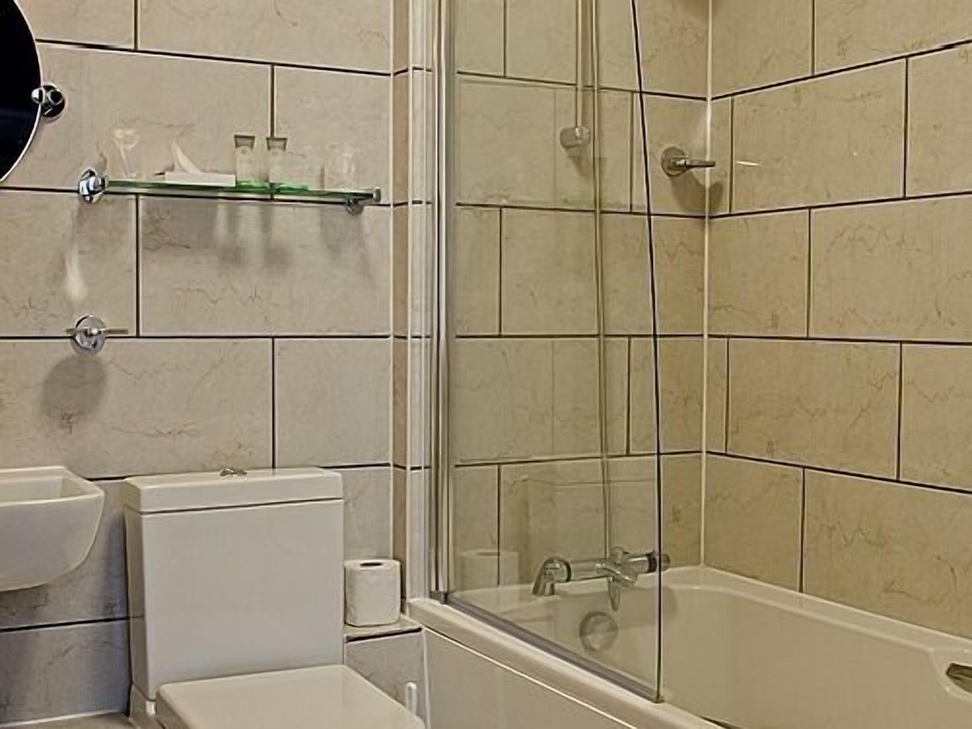 Chambre Double Standard, salle de bains attenante | Salle de bain