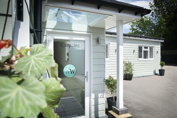 Check-in/check-out kiosk