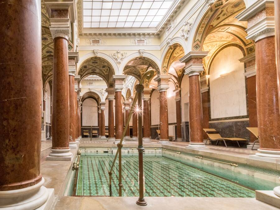 2 innendørsbassenger