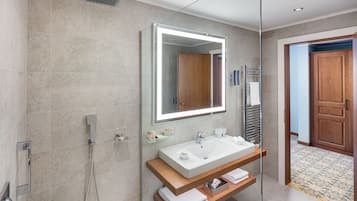 Maria Superior with Wellness and Fitness Access | Bagno | Vasca e doccia separate, asciugacapelli, accappatoio, pantofole