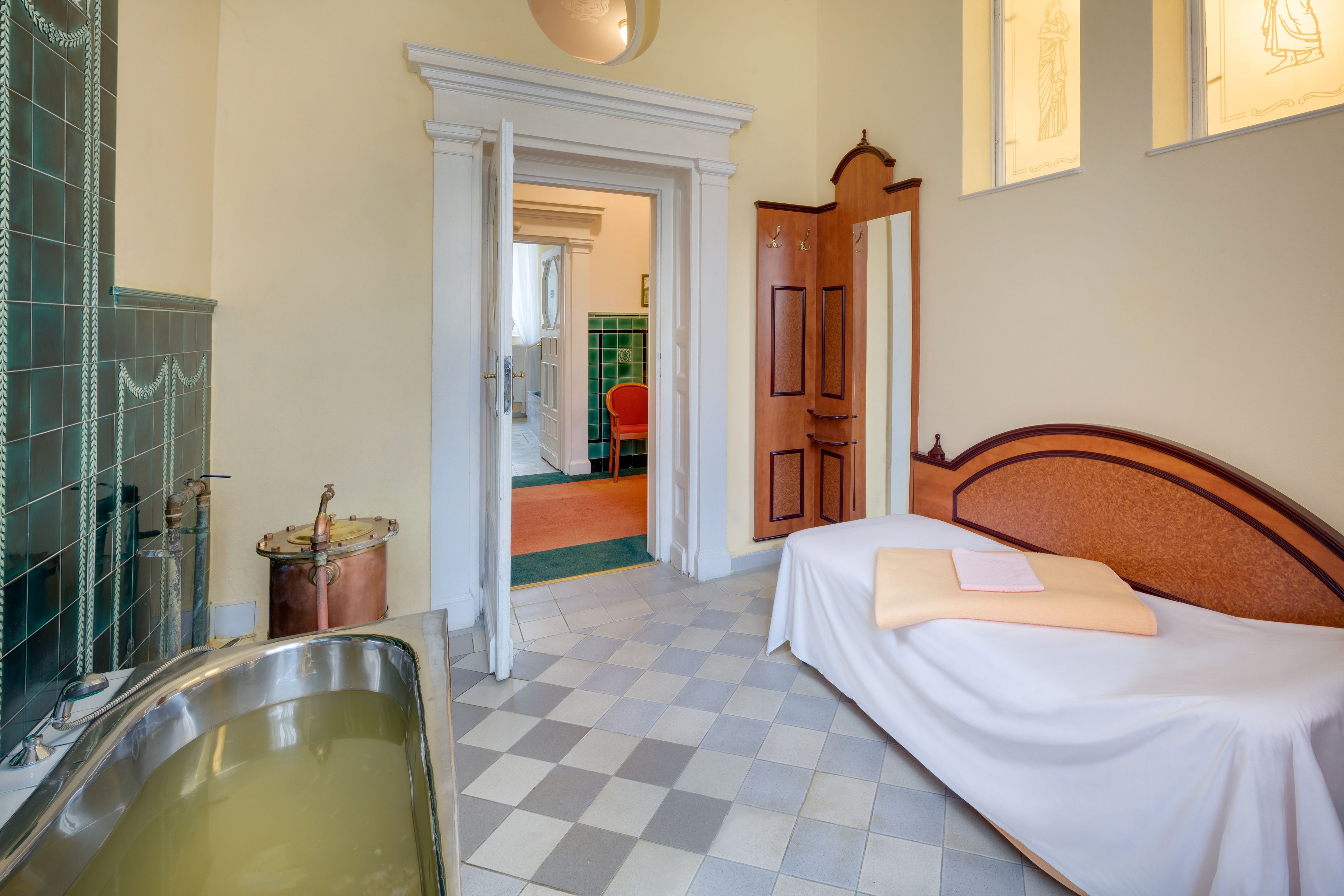 sauna, hot tub, hot springs/mineral springs, turkish bath/hammam