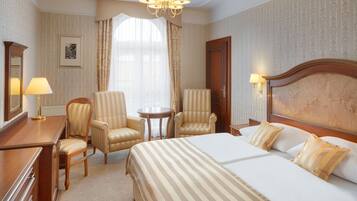 Deluxe-Doppelzimmer | Wohnzimmer | 50-cm-Flachbildfernseher mit Satellitenempfang, Fernseher