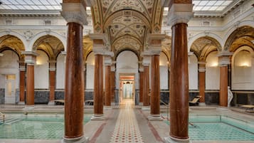 Un sauna, una bañera de hidromasaje, baño turco, baño turco/hammam