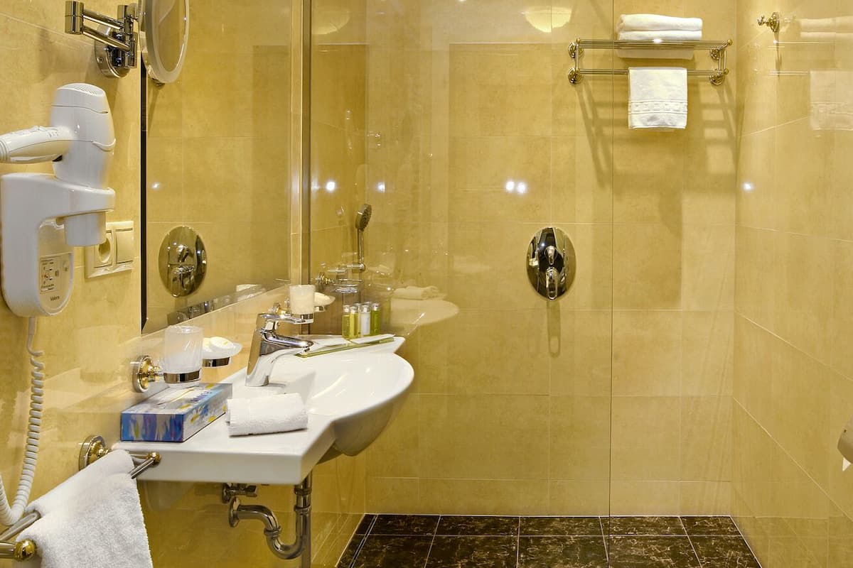 junior double room with wellness and fitness access | bathroom | free toiletries, hair dryer, bathrobes, slippers