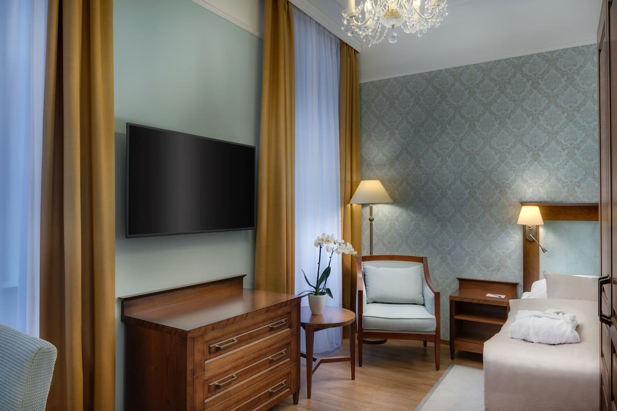 Hvezda - Premium Single Room with Wellness and Fitness Access | Minibar, in-room safe, desk, WiFi (free)