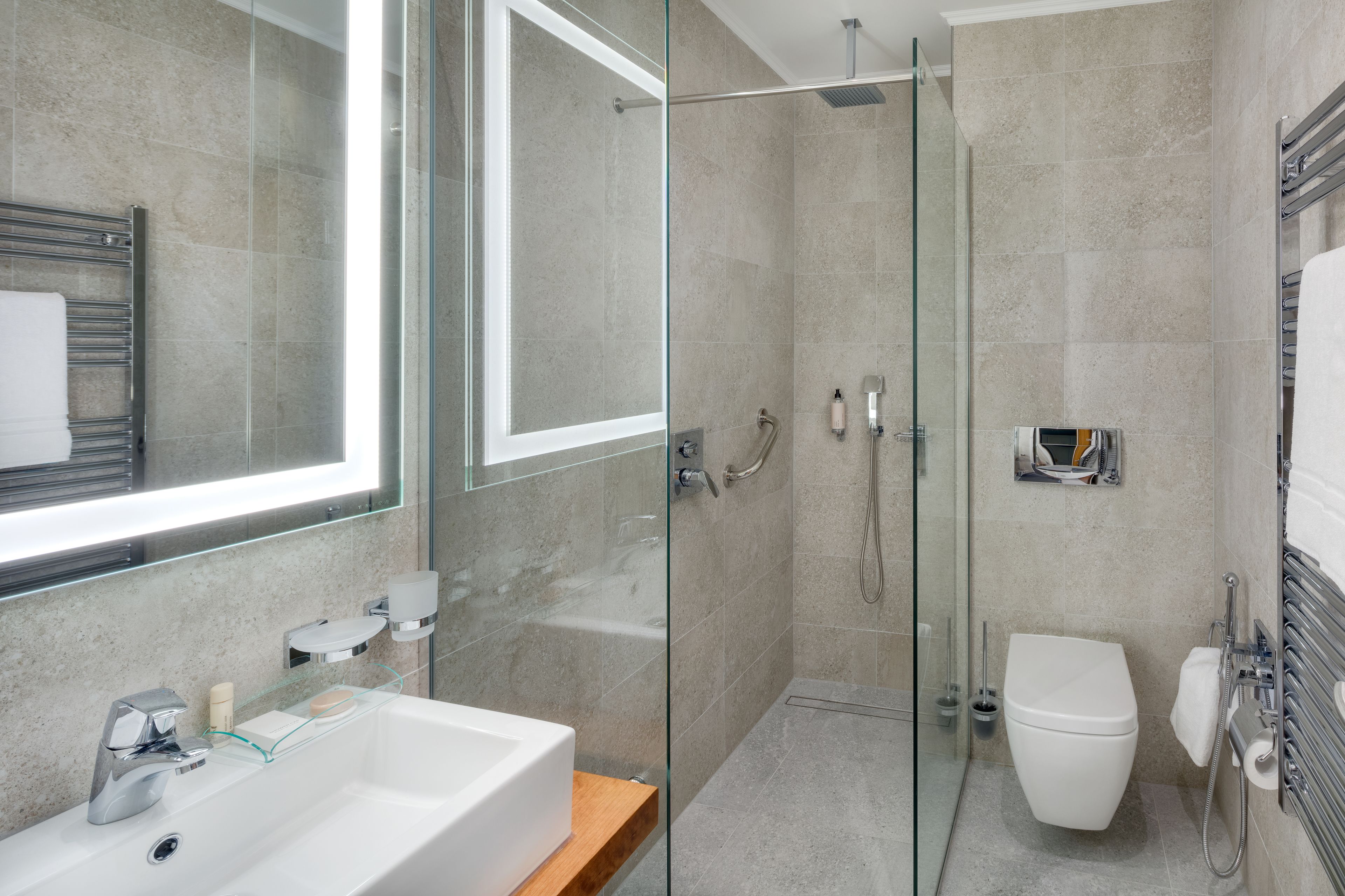 Minibar, caja de seguridad en la habitación, escritorio y wifi gratis 