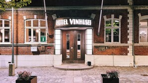 A brick building with a sign reading "HOTEL VINHUES." - Hotel Vinhuset (Naestved)