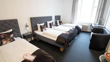 Habitación cuádruple económica | 1 dormitorio, escritorio, tabla de planchar con plancha