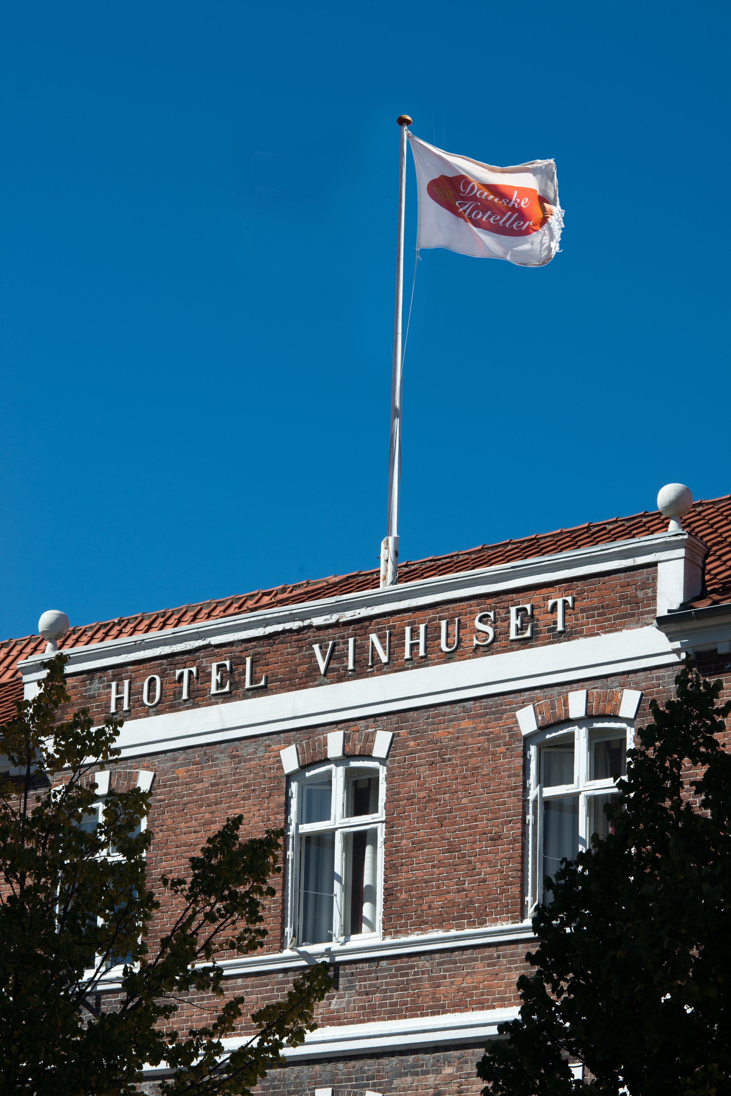 A hotel named "HOTEL VINHUSET" with a flag on top.