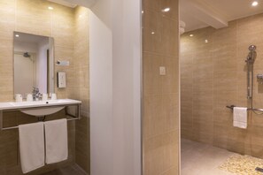 Family Room | Bathroom - Hotel Chatillon Paris Montparnasse (Paris)