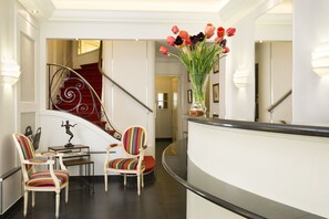 Lobby sitting area - Hotel Chatillon Paris Montparnasse (Paris)