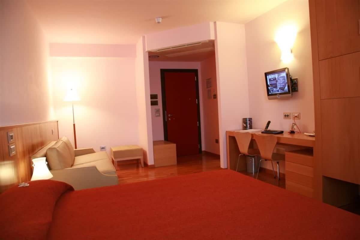 1 bedroom, premium bedding, memory foam beds, minibar