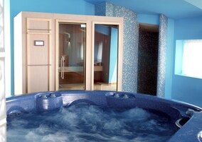 Bañera de hidromasaje cubierta