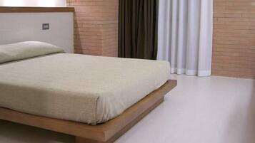 1 Schlafzimmer, hochwertige Bettwaren, Betten mit Memory-Foam-Matratzen