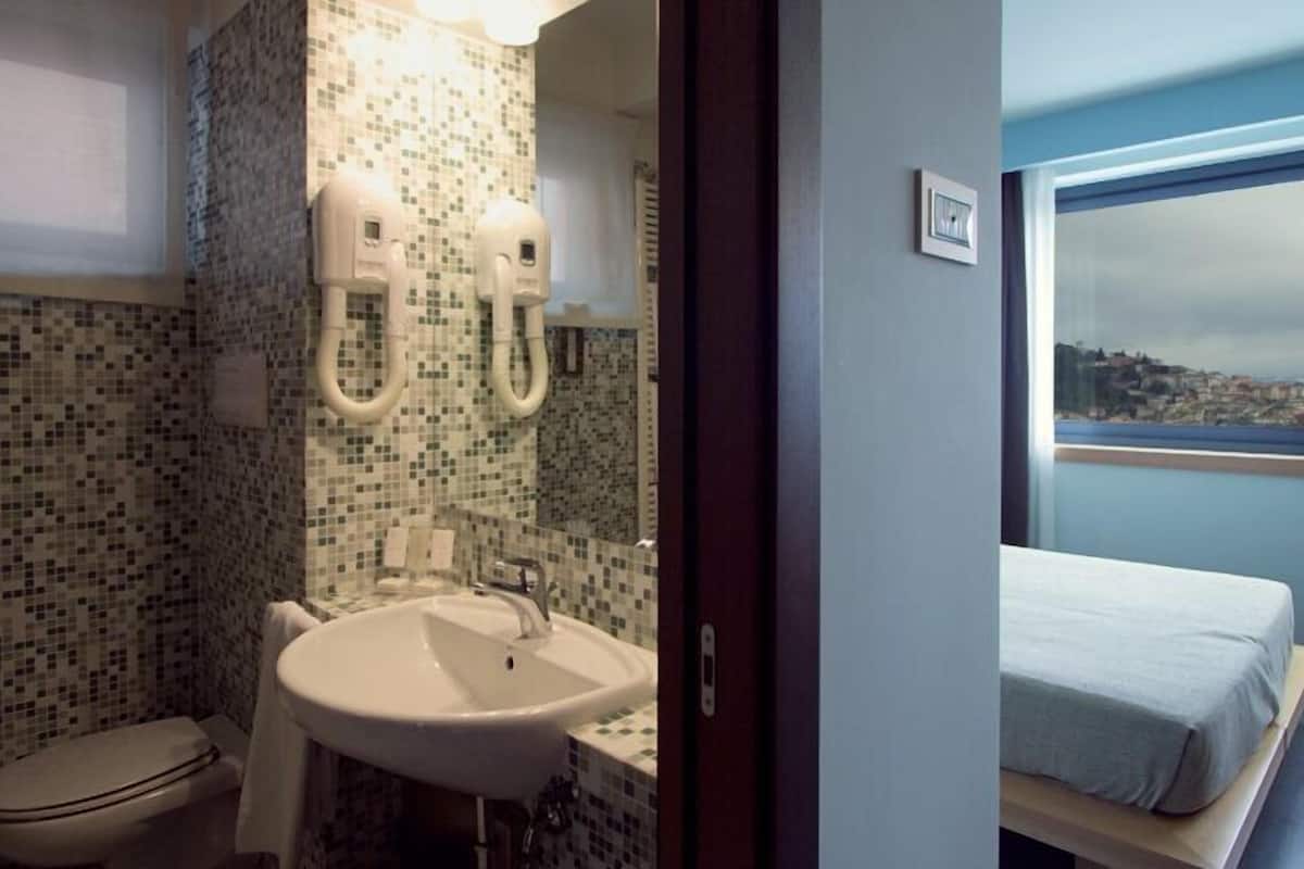 junior suite, ensuite | bathroom | shower, free toiletries, hair dryer, bathrobes