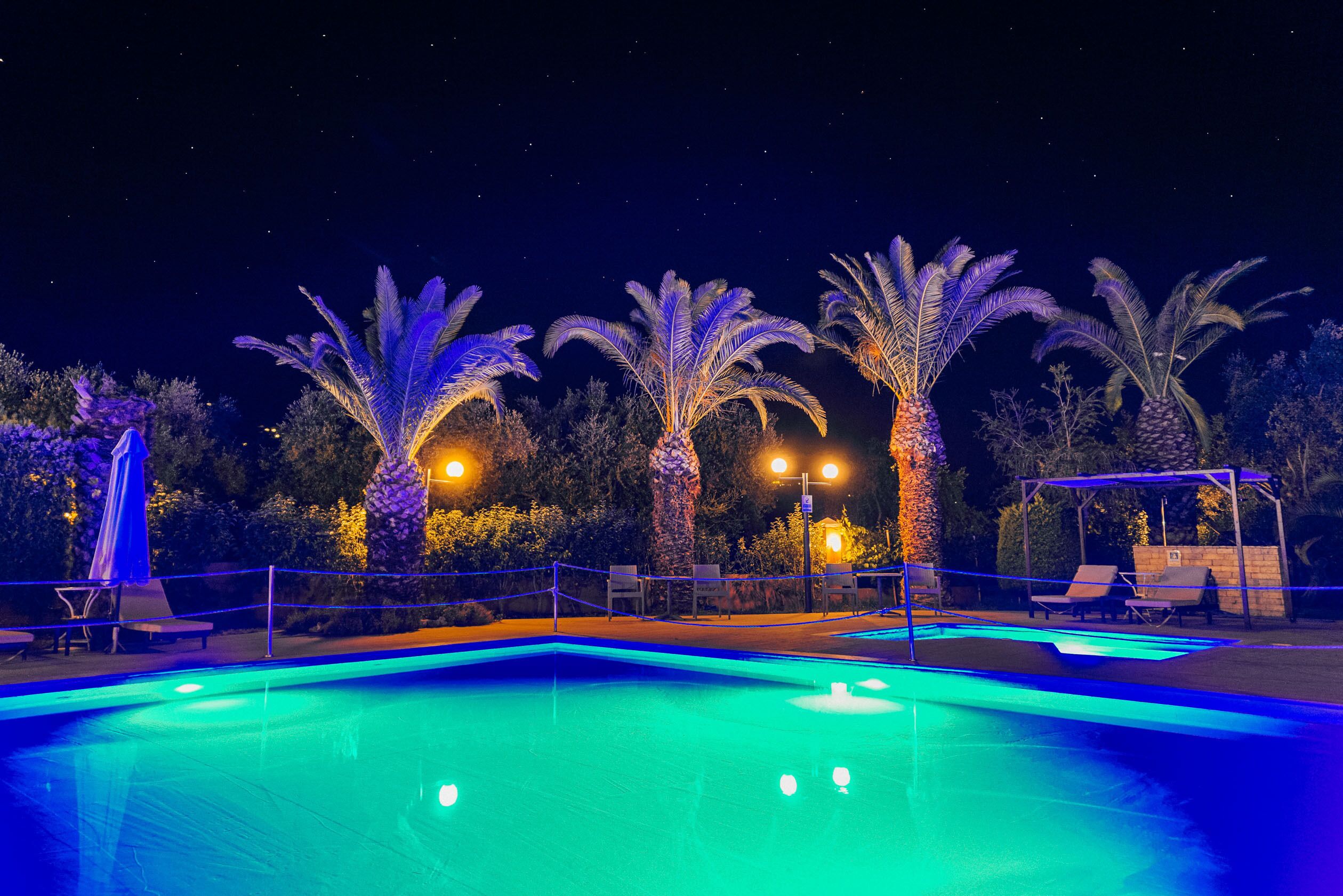 seasonal outdoor pool, pool loungers