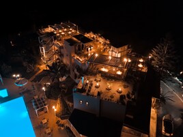 Un hotel de varios niveles con zonas de estar al aire libre y una piscina.