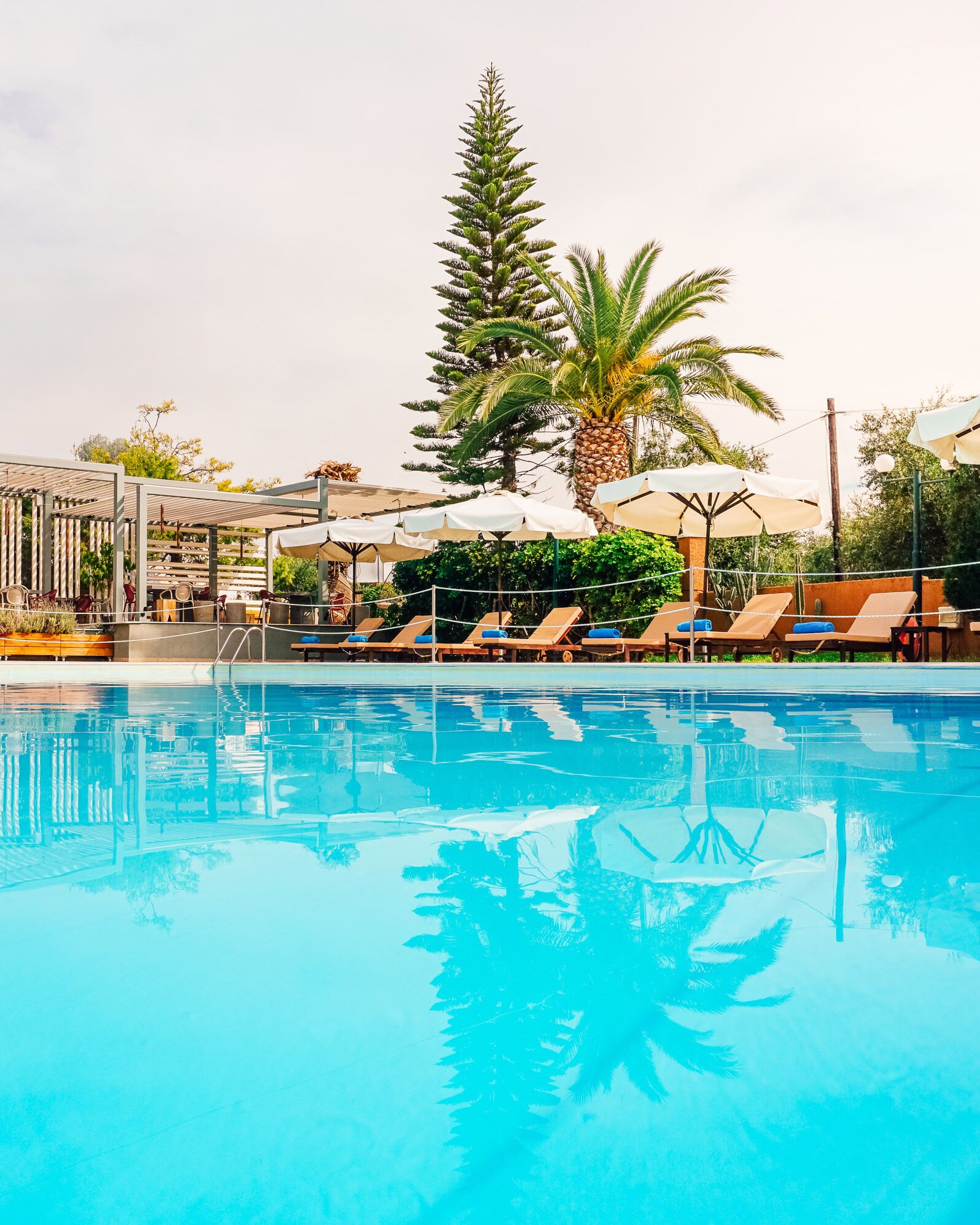 seasonal outdoor pool, pool loungers