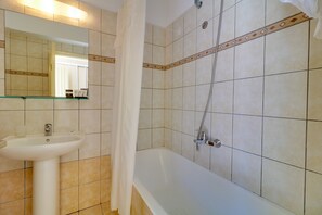 Baignoire, articles de toilette gratuits, sèche-cheveux