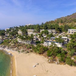 Playa privada, camastros, sombrillas y toallas de playa