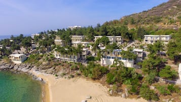 Plage privée, chaises longues, parasols, serviettes de plage