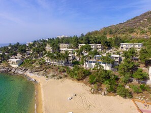 Private beach, sun loungers, beach umbrellas, beach towels - Bomo Tosca Beach (Kavala)